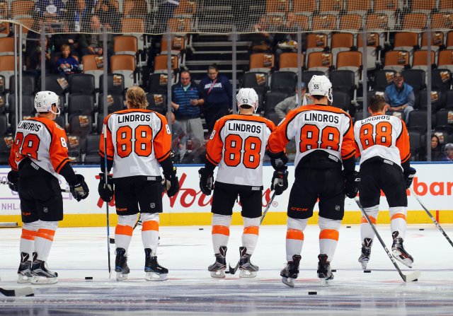 TORONTO, ON - NOVEMBER 11: The Philadelphia Flyers skate in warmup wearing '88' jerseys to commemorate the induction of Eric Lindros into the Hockey Hall of Fame at the Air Canada Centre on November 11, 2016 in Toronto, Canada. Lindros will be inducted on November 14. (Photo by Bruce Bennett/Getty Images)